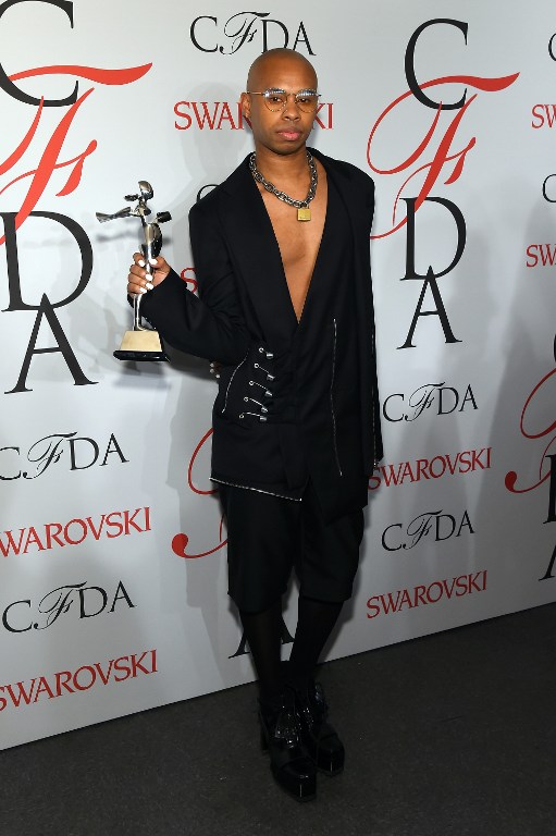 Designer Shayne Oliver poses at the 2015 CFDA Fashion Awards (photo c/o Larry Busacca, AFP) 